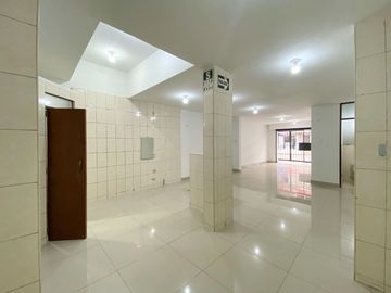 🌟 Tu Negocio Y Hogar En Av. Gran Chimú 🏡💼