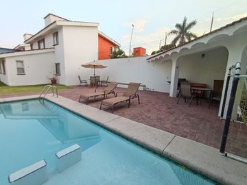 En Renta Casa En Condominio, Buena Ubicación, Alberca y Jardín