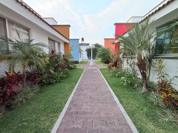 En Renta Casa En Condominio, Buena Ubicación, Alberca y Jardín