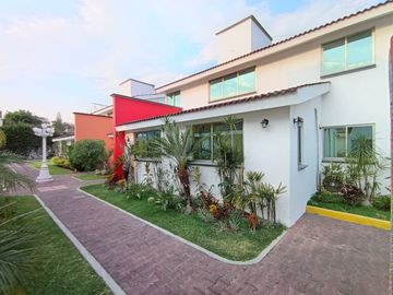 En Renta Casa En Condominio, Buena Ubicación, Alberca y Jardín