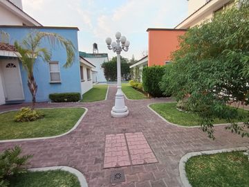 En Renta Casa En Condominio, Buena Ubicación, Alberca y Jardín
