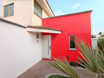 En Renta Casa En Condominio, Buena Ubicación, Alberca y Jardín