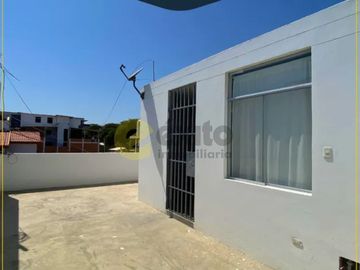 VENDO CASA DE TRES PISOS EN LA URB. LOS GERANIOS, PIURA