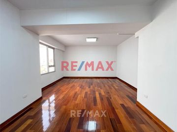 MODERNO EDIFICIO COMERCIAL DE 3440m2 - Surco, Limite con Miraflores