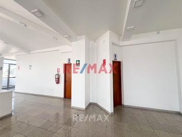 MODERNO EDIFICIO COMERCIAL DE 3440m2 - Surco, Limite con Miraflores