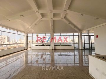 MODERNO EDIFICIO COMERCIAL DE 3440m2 - Surco, Limite con Miraflores