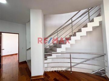 MODERNO EDIFICIO COMERCIAL DE 3440m2 - Surco, Limite con Miraflores