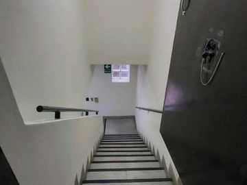 Edificio Comercial en Esquina en Av. El Ejército cuadra 5.