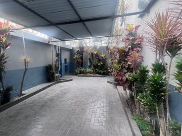 Edificio Comercial en Esquina en Av. El Ejército cuadra 5.
