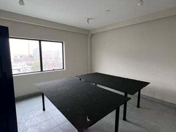 Edificio Comercial en Esquina en Av. El Ejército cuadra 5.