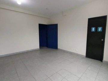 Edificio Comercial en Esquina en Av. El Ejército cuadra 5.