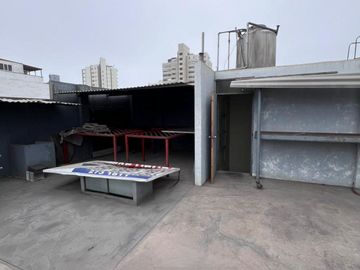 Edificio Comercial en Esquina en Av. El Ejército cuadra 5.