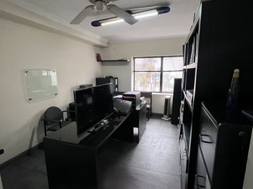 Edificio Comercial en Esquina en Av. El Ejército cuadra 5.