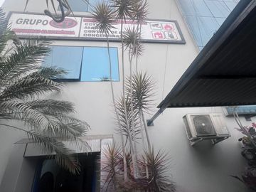 Edificio Comercial en Esquina en Av. El Ejército cuadra 5.