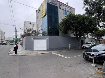 Edificio Comercial en Esquina en Av. El Ejército cuadra 5.