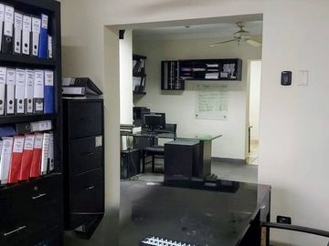 Edificio Comercial en Esquina en Av. El Ejército cuadra 5.