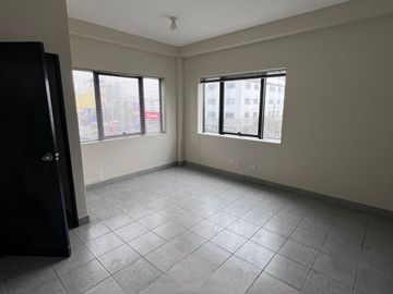 Edificio Comercial en Esquina en Av. El Ejército cuadra 5.