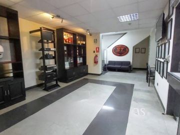Edificio Comercial en Esquina en Av. El Ejército cuadra 5.