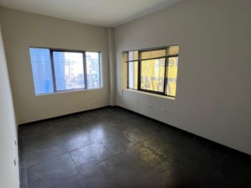 Edificio Comercial en Esquina en Av. El Ejército cuadra 5.
