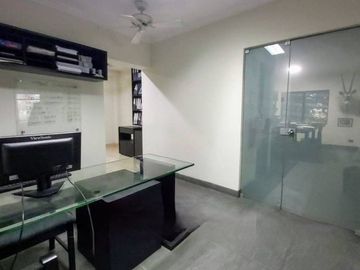 Edificio Comercial en Esquina en Av. El Ejército cuadra 5.