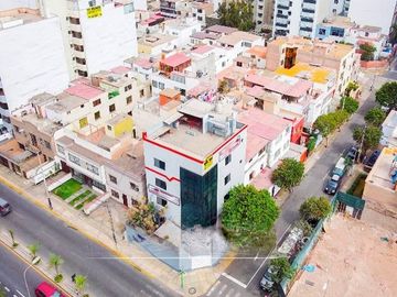 Edificio Comercial en Esquina en Av. El Ejército cuadra 5.