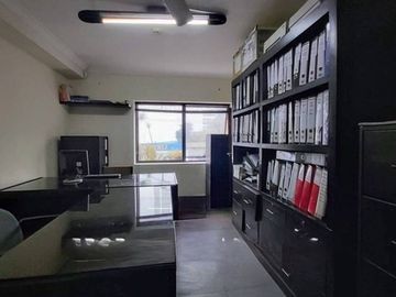 Edificio Comercial en Esquina en Av. El Ejército cuadra 5.