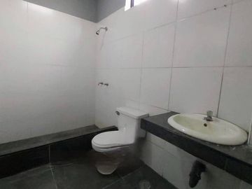 Edificio Comercial en Esquina en Av. El Ejército cuadra 5.