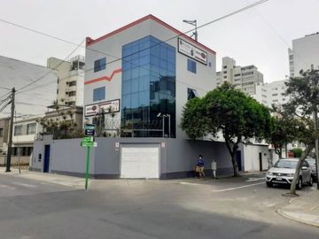 Edificio Comercial en Esquina en Av. El Ejército cuadra 5.