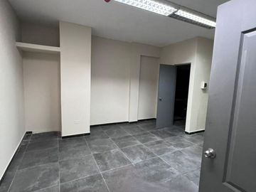Edificio Comercial en Esquina en Av. El Ejército cuadra 5.
