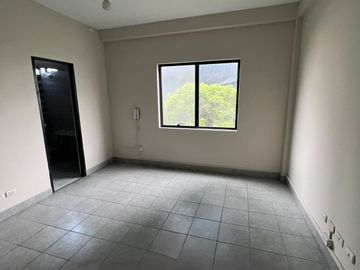 Edificio Comercial en Esquina en Av. El Ejército cuadra 5.