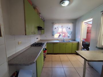 Cómoda Casa en Microbarrio (4D-3B-2E), Jardines de Santa María, Maipú.