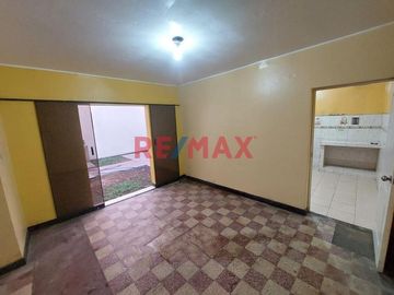 Casa De 2 Pisos, Jardín Y Ambientes Súper Funcionales