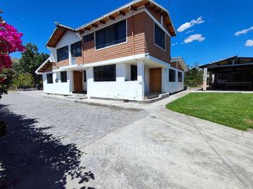 CASA DE VENTA CON TERRENO EN GUAYLLABAMBA QUITO - ECUADOR