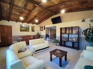 CASA DE VENTA CON TERRENO EN GUAYLLABAMBA QUITO - ECUADOR