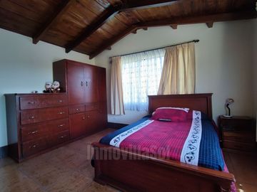 CASA DE VENTA CON TERRENO EN GUAYLLABAMBA QUITO - ECUADOR