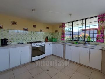 CASA DE VENTA CON TERRENO EN GUAYLLABAMBA QUITO - ECUADOR