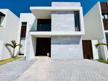 Se Vende Casa en Vela Sur Corregidora Qro, con cuarto de servicio