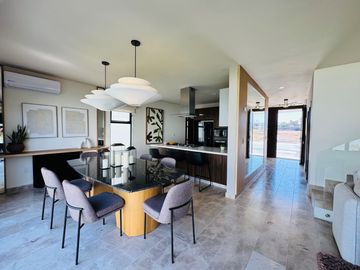 Se Vende Casa en Vela Sur Corregidora Qro, con cuarto de servicio