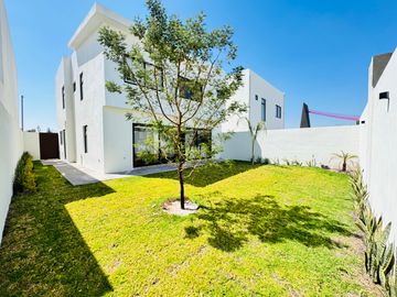 Se Vende Casa en Vela Sur Corregidora Qro, con cuarto de servicio