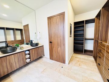 Se Vende Casa en Vela Sur Corregidora Qro, con cuarto de servicio