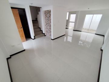 🏠 CASA ESQUINERA 2 PLANTAS 3 DORMITORIOS CON TERRAZA -  $78,000.oo (Marianitas de Calderón)