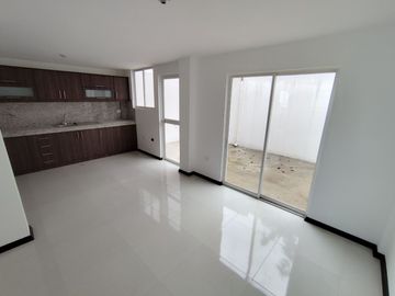 🏠 CASA ESQUINERA 2 PLANTAS 3 DORMITORIOS CON TERRAZA -  $78,000.oo (Marianitas de Calderón)