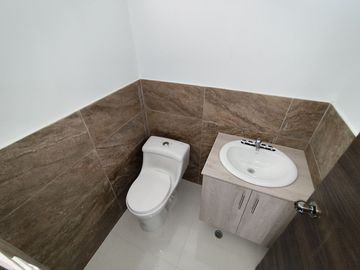 🏠 CASA ESQUINERA 2 PLANTAS 3 DORMITORIOS CON TERRAZA -  $78,000.oo (Marianitas de Calderón)