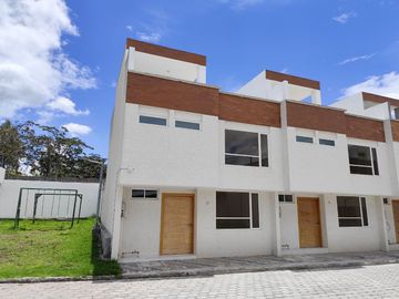 🏠 CASA ESQUINERA 2 PLANTAS 3 DORMITORIOS CON TERRAZA -  $78,000.oo (Marianitas de Calderón)