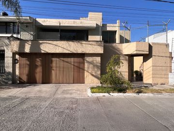 Casa en venta en el Fraccionamiento Altamira, Zapopan, Jalisco