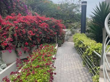 DUPLEX ESTILO CASA EN EXCELENTE ZONA CON VISTA MAR