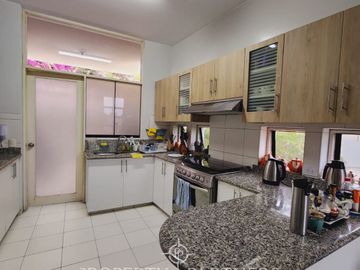 DUPLEX ESTILO CASA EN EXCELENTE ZONA CON VISTA MAR