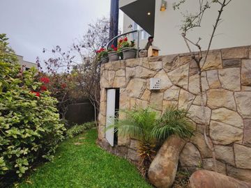 DUPLEX ESTILO CASA EN EXCELENTE ZONA CON VISTA MAR