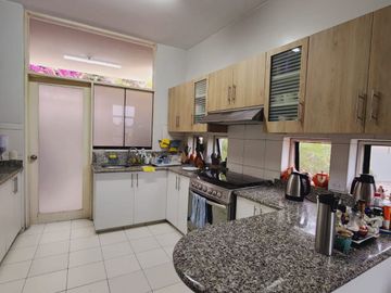 DUPLEX ESTILO CASA EN EXCELENTE ZONA CON VISTA MAR