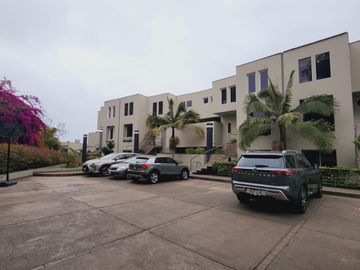 DUPLEX ESTILO CASA EN EXCELENTE ZONA CON VISTA MAR